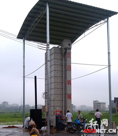 技術(shù)人員正在調(diào)試槎溪鎮(zhèn)糧食烘干機(jī)